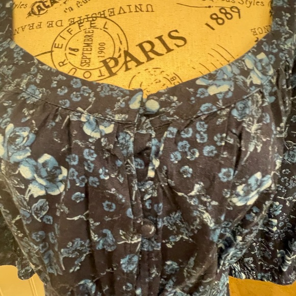 Super cute button down blouse - Picture 2 of 5